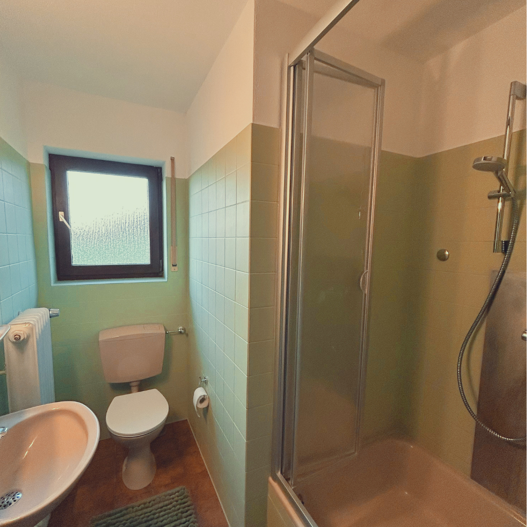 Privates Badezimmer im Gästezimmer – Dusche und WC im Lindenhof Worb­lingen
