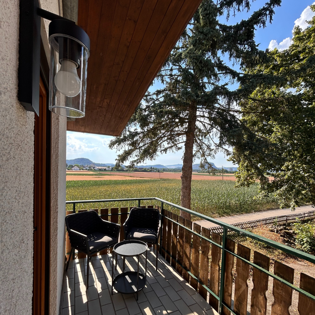Balkon der Ferienwohnung 1 im Lindenhof Worblingen mit Sitzgelegenheit und Blick auf die Hegaulandschaft