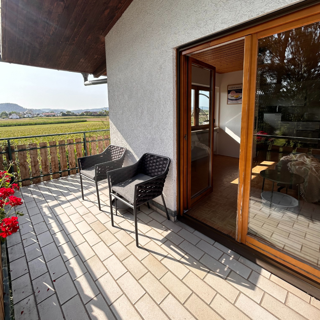 Balkon der Ferienwohnung 2 im Lindenhof Worblingen mit Sitzmöbeln und Blick ins Grüne