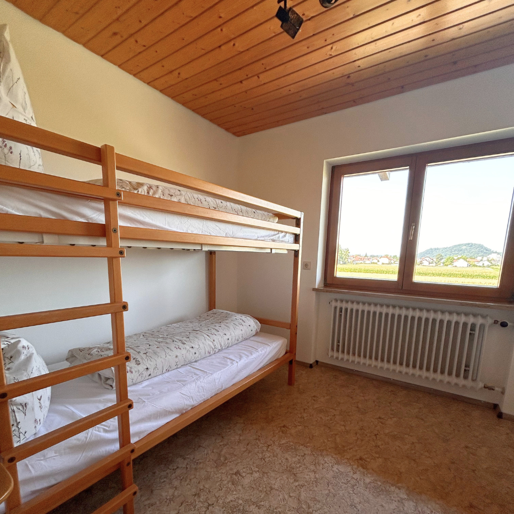 Ferienwohnung 2 im Lindenhof Worblingen – Kinderzimmer mit Stockbett und Blick auf die Hegauberge