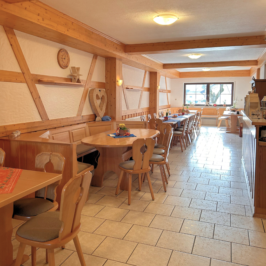 Gaststube im Lindenhof Worblingen – Eventlocation für Feiern bis 50 Personen mit Holzmöbeln und gemütlicher Atmosphäre