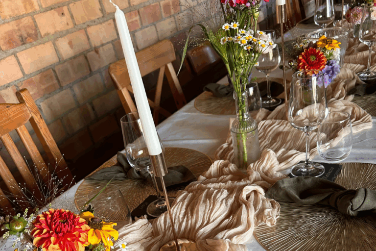 Detailaufnahme Hochzeitstafel im Lindenhof Worblingen mit Kerzenständern, Gläsern und Blumendeko