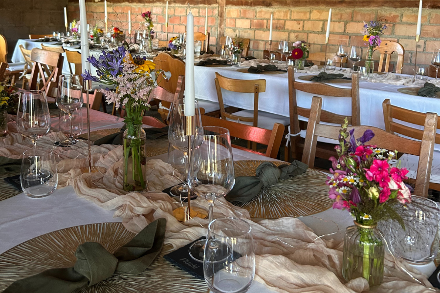 Scheune des Lindenhof Worblingen – festlich dekorierte Tafel mit Blumen und Kerzen für Hochzeiten und Feiern im Hegau