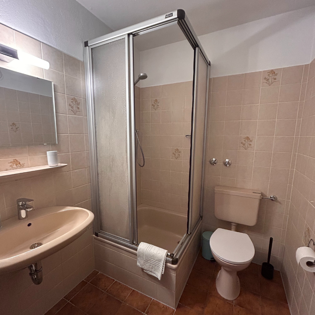 Zimmer 2 – Badezimmer mit Dusche, Waschbecken und WC