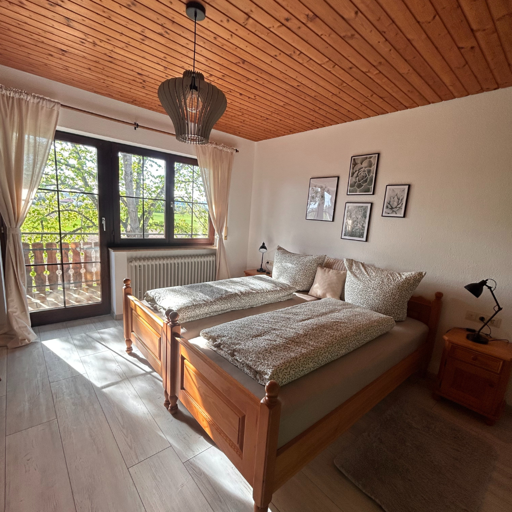 Doppelzimmer im Gästezimmer 2 des Lindenhof Worblingen mit Zugang zum Balkon