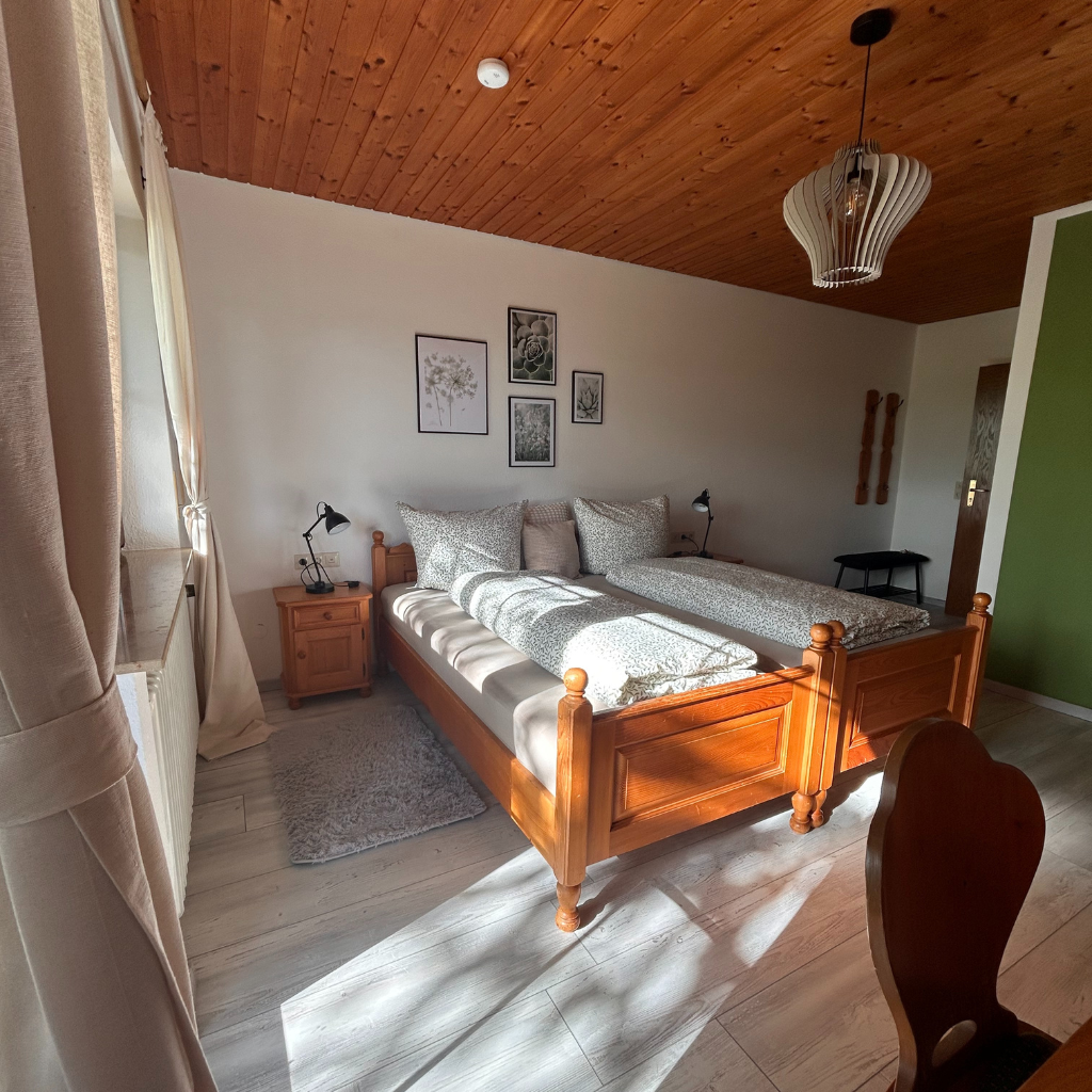 Gästezimmer 2 im Lindenhof Worblingen mit Doppelbett, Nachttischen und gemütlicher Einrichtung